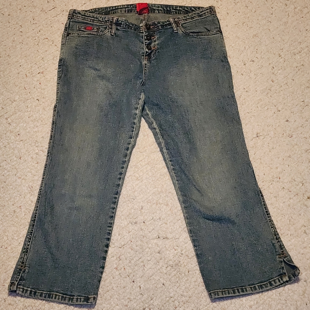 Vintage TILT Women's Blue Denim Capri's. 3 Button Front Closure.